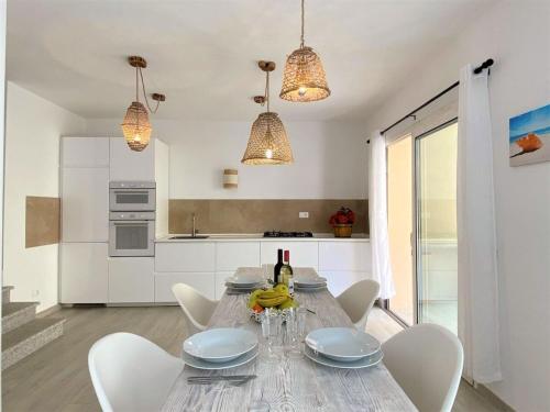 特里尼塔迪亞古圖的住宿－Apartment Perla dell'Isola by Interhome，一间带桌椅的用餐室和一间厨房