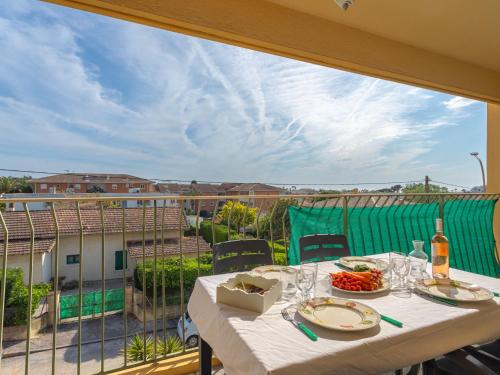 une table avec une assiette de nourriture sur un balcon dans l'établissement Apartment les voiles by Interhome, à Six-Fours-les-Plages