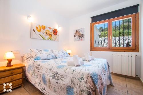 ベニタチェルにあるVilla Mimosa by Abahana Villasのベッドルーム(ベッド1台、窓付)