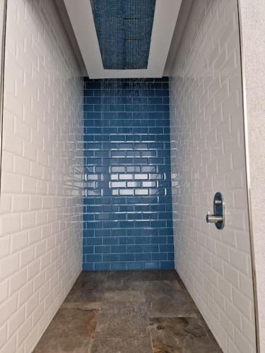 a bathroom with blue and white tiles on the wall at Gaviotas Beach Golf Love 11 in Almerimar