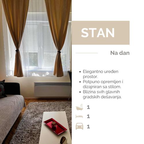 Habitación con cama y mesa con ventana en Stan Na Dan - Smederevo, en Smederevo