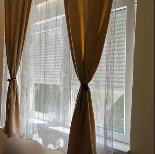 una ventana con cortinas en una habitación con en Stan Na Dan - Smederevo, en Smederevo
