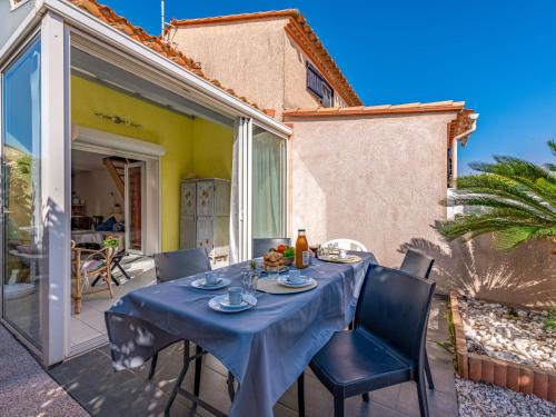 une table et des chaises sur le patio d'une maison dans l'établissement Holiday Home Le Clos du Par by Interhome, à Saint-Cyprien
