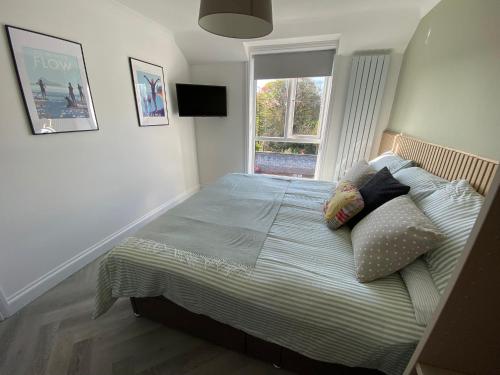 เตียงในห้องที่ 4 Bed House in Lovely Cornish Town