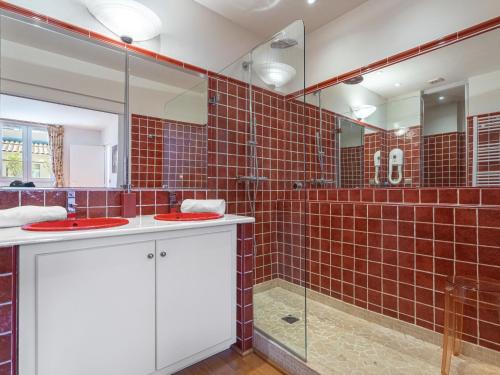 La salle de bains est pourvue de deux lavabos et de carreaux rouges. dans l'établissement Apartment Boulevard Louis Blanc-2 by Interhome, à Saint-Tropez