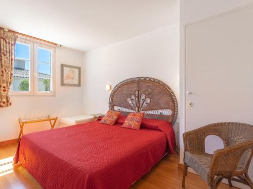 - une chambre avec un lit rouge et une chaise dans l'établissement Apartment Boulevard Louis Blanc-2 by Interhome, à Saint-Tropez