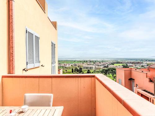 een balkon met een tafel en uitzicht op de stad bij Apartment Santa Maria by Interhome in Castiglione della Pescaia