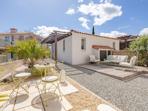 une arrière-cour avec une terrasse et une maison dans l'établissement Holiday Home Only Roc by Interhome, à Roquebrune-sur Argens