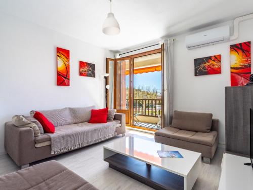 un salon avec un canapé et une table basse dans l'établissement Apartment le Florida-2 by Interhome, à Saint-Cyr-sur-Mer