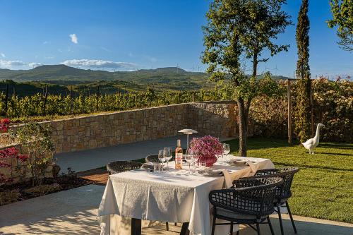 a table with a white table cloth and wine glasses at Giardino Delle Oche - Ocone Taburno Wine County in Ponte