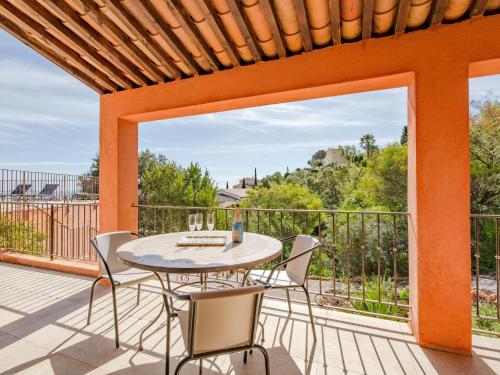 un patio avec une table et des chaises sur une terrasse dans l'établissement Holiday Home Le Chardin by Interhome, à Saint-Aygulf