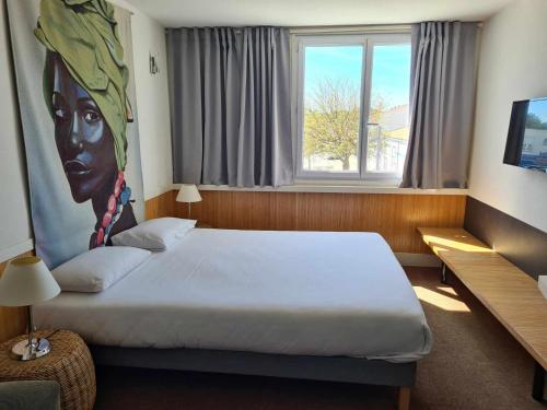 een slaapkamer met een bed met een schilderij aan de muur bij Hotel Cap D'Ambre in La Barre-de-Monts