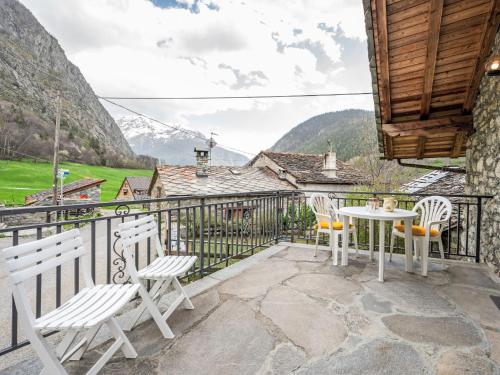 eine Terrasse mit Stühlen und einem Tisch auf dem Balkon in der Unterkunft Holiday Home Maison Le Clapey by Interhome in Ollomont