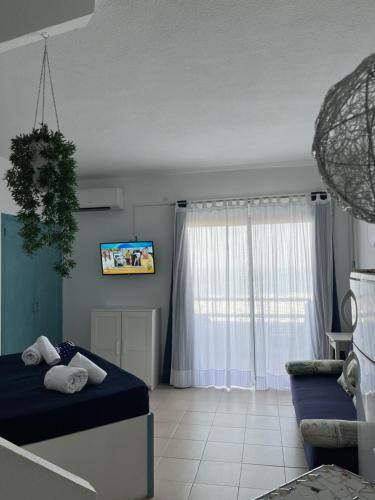 een woonkamer met een bank en een raam bij Piera's Paraiso Seaview in Playa Paraiso