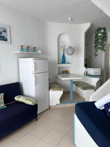 een woonkamer met een koelkast en een tafel bij Piera's Paraiso Seaview in Playa Paraiso