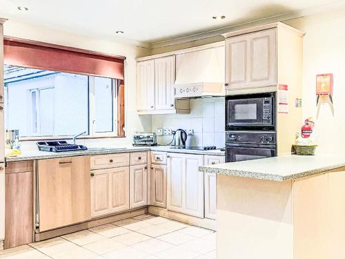 Η κουζίνα ή μικρή κουζίνα στο Chalet Oich View by Interhome