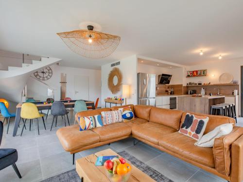 Il comprend un salon avec un canapé en cuir brun et une cuisine. dans l'établissement Villa Villa La Roquette sur Siagne by Interhome, à La Roquette-sur-Siagne
