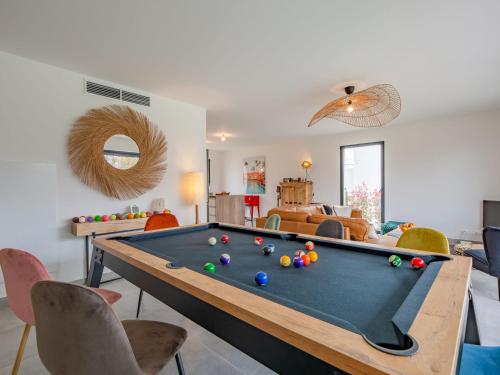 un salon avec une table de billard dans l'établissement Villa Villa La Roquette sur Siagne by Interhome, à La Roquette-sur-Siagne