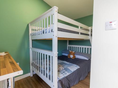 Postel nebo postele na pokoji v ubytování Chalet Phoenix Stable by Interhome