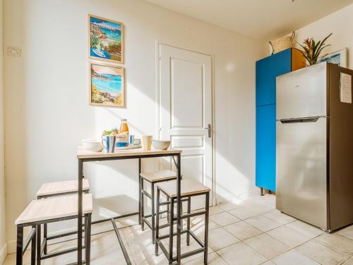 une cuisine avec une table et un réfrigérateur dans l'établissement Apartment Stella Maris by Interhome, à Dinard