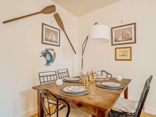 een eetkamer met een houten tafel en stoelen bij Apartment Stella Maris by Interhome in Dinard