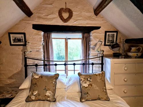 a bedroom with a bed and a window at Y Cartws near Llangrannog in Llangrannog