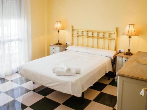 フリヒリアナにあるTipica Casa En Frigiliana con patio y terrazaのベッドルーム1室(ベッド1台、タオル2枚付)