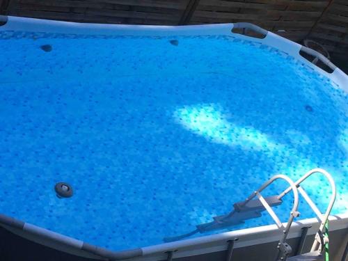 una piscina con agua azul. en Gite au Rocher en Chassiers