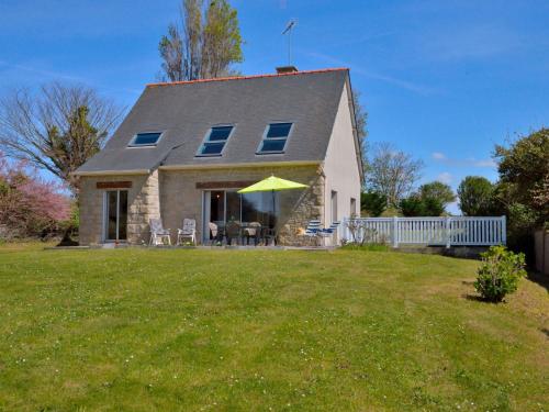 ein Haus mit einem großen Garten davor in der Unterkunft Holiday Home Port Morvan by Interhome in Planguenoual