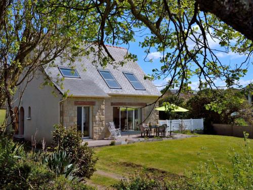 ein Steinhaus mit einer Terrasse und einem Hof in der Unterkunft Holiday Home Port Morvan by Interhome in Planguenoual