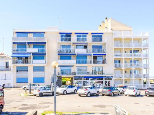 un parking en face d'un grand bâtiment dans l'établissement Apartment Pleine Mer by Interhome, à Arcachon