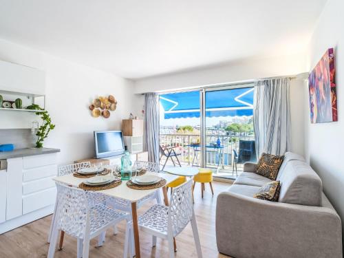 un salon avec une table et un canapé dans l'établissement Apartment Pleine Mer by Interhome, à Arcachon