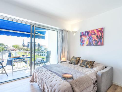 une chambre avec un lit et un balcon dans l'établissement Apartment Pleine Mer by Interhome, à Arcachon