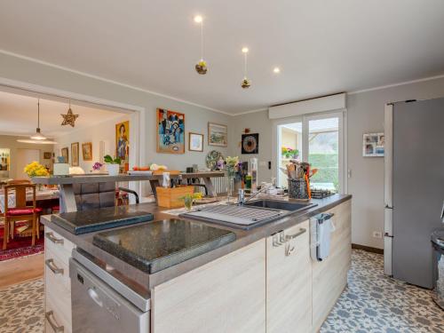 Η κουζίνα ή μικρή κουζίνα στο Holiday Home L'Ecrin by Interhome