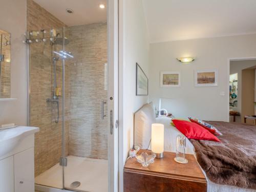 Ένα μπάνιο στο Holiday Home L'Ecrin by Interhome