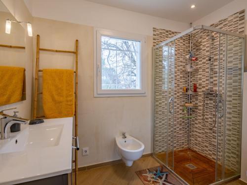 Ένα μπάνιο στο Holiday Home L'Ecrin by Interhome