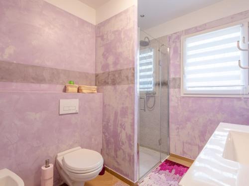 Ένα μπάνιο στο Holiday Home L'Ecrin by Interhome