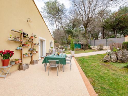 Κήπος έξω από το Holiday Home L'Ecrin by Interhome