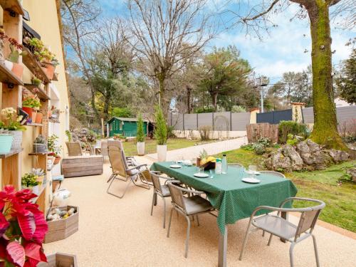 Κήπος έξω από το Holiday Home L'Ecrin by Interhome