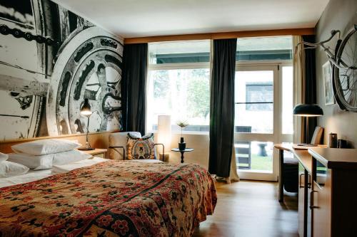 a bedroom with a bed and a large window at Hotel Drahteselböck in Rust