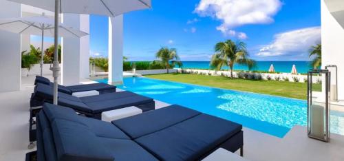 Villa mit Pool und Meerblick in der Unterkunft Beachfront House, Meads Bay Beach in Meads Bay