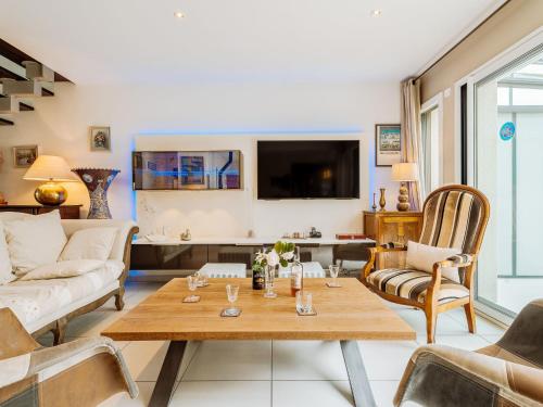 TV a/nebo společenská místnost v ubytování Holiday Home Les Jardins du Val by Interhome