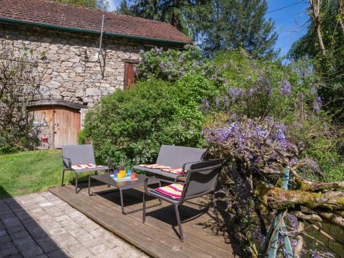 eine Terrasse mit 2 Stühlen und einem Tisch im Garten in der Unterkunft Holiday Home Roucan by Interhome in Teyssieu