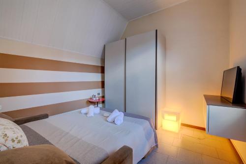 ein Schlafzimmer mit einem Bett mit Handtüchern darauf in der Unterkunft Appartamento Gabriella - Happy Rentals in Laveno-Mombello