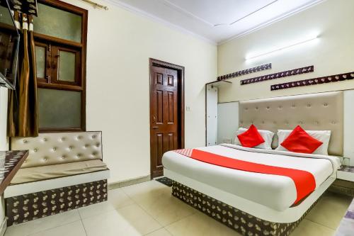 Cama o camas de una habitación en OYO Flagship Hotel Tushar Continental
