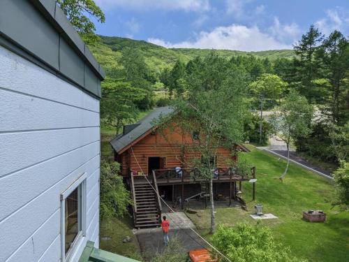 山中湖村にあるLog cabin rental & Finland sauna Step Houseのポーチ付きのログキャビンの上空の景色