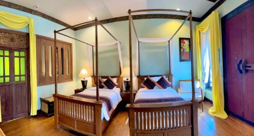 a bedroom with two beds in a room at Amata Lanna Village อมตะล้านนาวิลเลจ in Chiang Mai