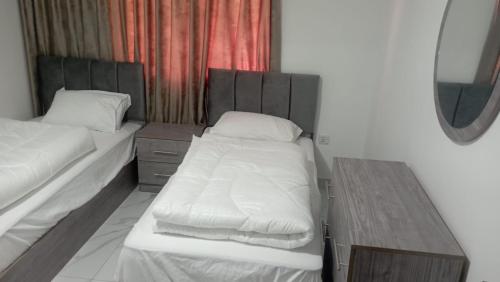 Ein Bett oder Betten in einem Zimmer der Unterkunft شقق الريم