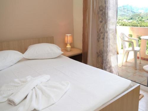 1 dormitorio con 1 cama con 2 toallas en Joanna luxury apartment, en Fournés