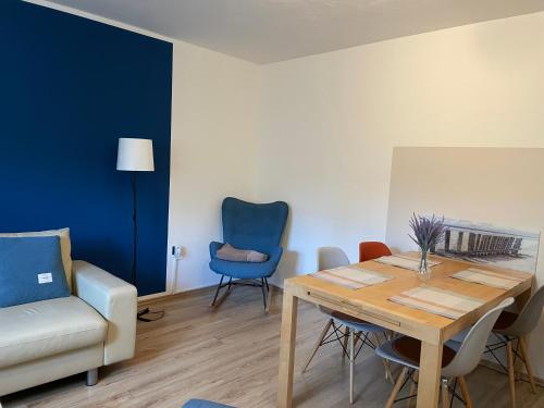 ein Wohnzimmer mit einem Tisch und einem Sofa in der Unterkunft Komfort Ferienwohnung nähe Bosenberg in Sankt Wendel